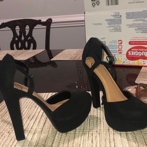 Super cute black pumps